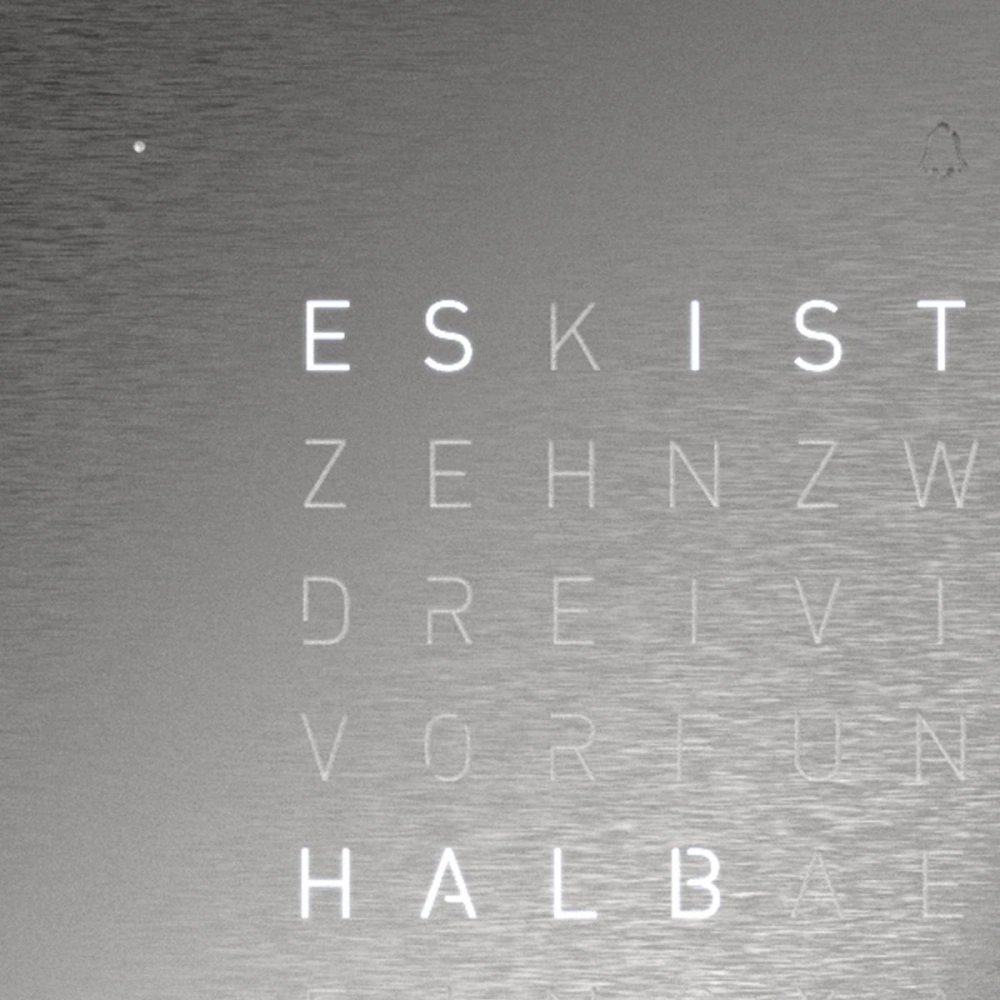 QLOCKTWO FRONTCOVER EARTH 13.5 Full Metal