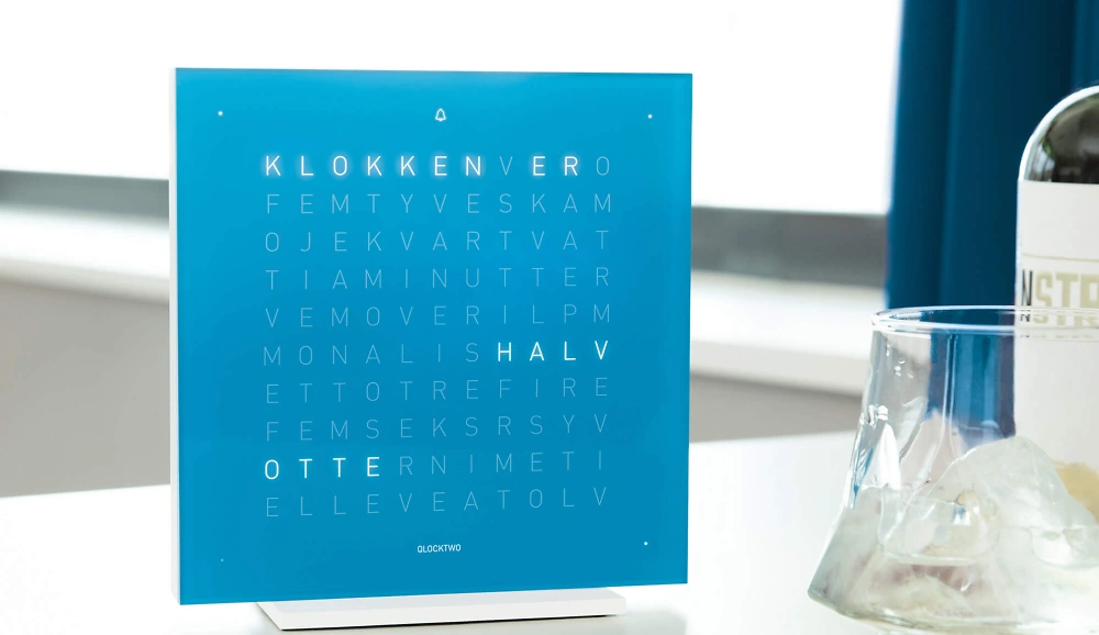 QLOCKTWO EARTH 13.5 | PURE Blue Candy