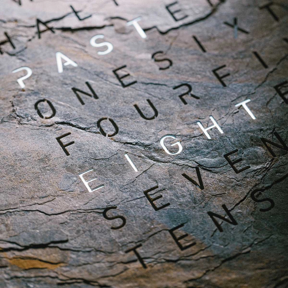 QLOCKTWO EARTH 90 | Glintscape