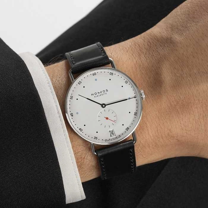 NOMOS Metro 38 | Datum