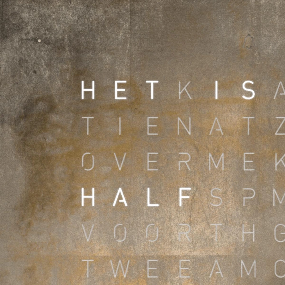 QLOCKTWO FRONTCOVER EARTH 13.5 Silver & Gold