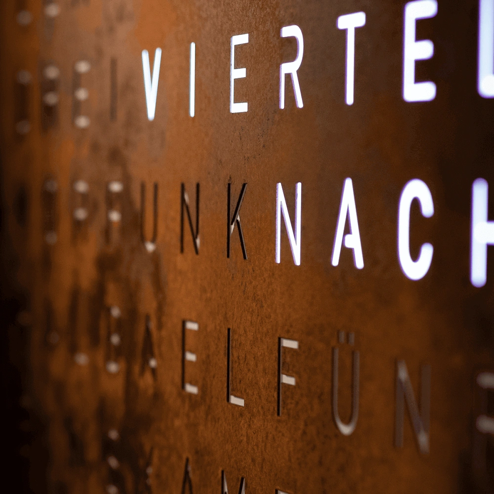 QLOCKTWO EARTH 90 | Rust