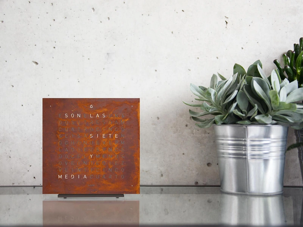 QLOCKTWO FRONTCOVER EARTH 13.5 Rust