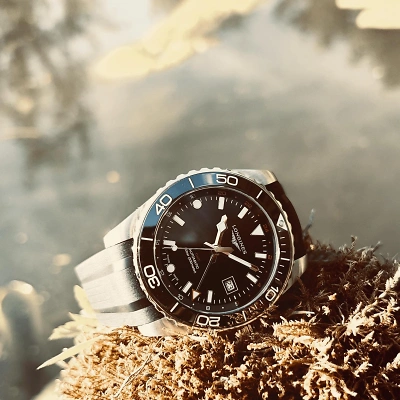 LONGINES HydroConquest GMT - Uhr liegend auf Moosfläche vor einem Weiher