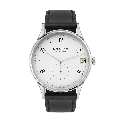 NOMOS Minimatik 39 Date - Frontalansicht der Uhr vor weissem Hintergrund