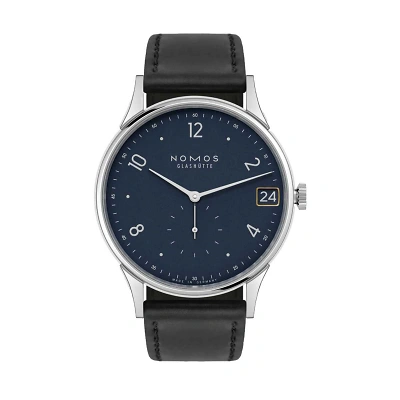 1 NOMOS Minimatik 39 Date blue - Frontalansicht der Uhr vor weissem Hintergrund