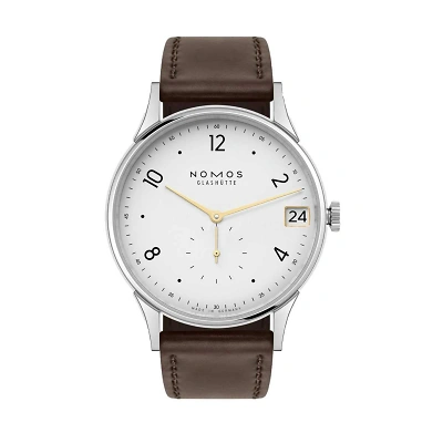 NOMOS Minimatik 39 Date gold - Frontalansicht der Uhr vor weissem Hintergrund