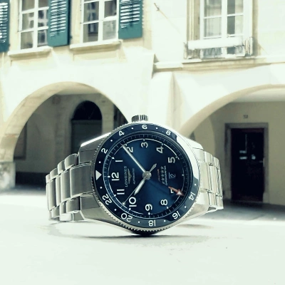 LONGINES Spirit Zulu Time - Uhr liegend, von vorne vor Berner Altstadthaus