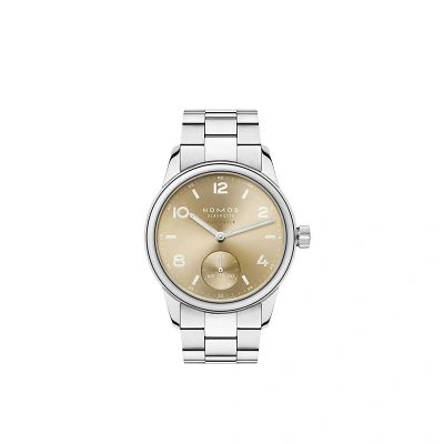 NOMOS Club Sport neomatik 34 gold - Frontalansicht der Uhr vor weissem Hintergrund