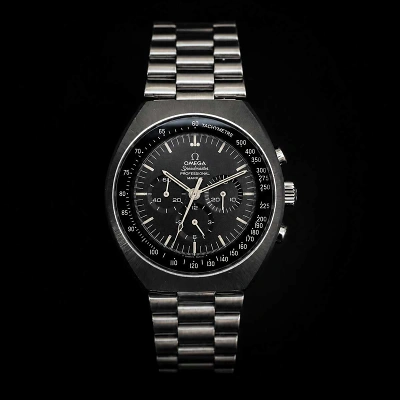 1 187495 OMEGA Speedmaster Mark II Uhr frontal vor schwarzem Hintergrund