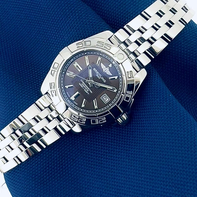 BREITLING Galactic - Uhr von oben auf einem dunkelblauen Stoff