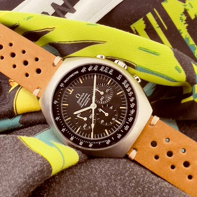 1 OMEGA Speedmaster Mark II - Im Stoff gebettet