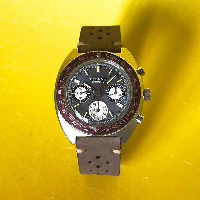 1 ETERNA Chronograph - Frontalansicht auf gelbem Grund