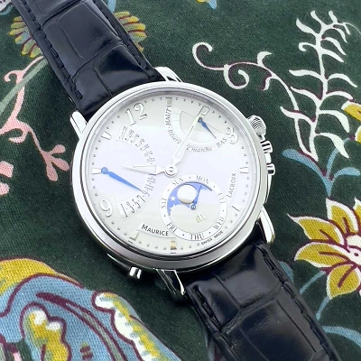 1 MAURICE LACROIX Masterpiece Moonphase Retrograde - Klassik auf Stoff