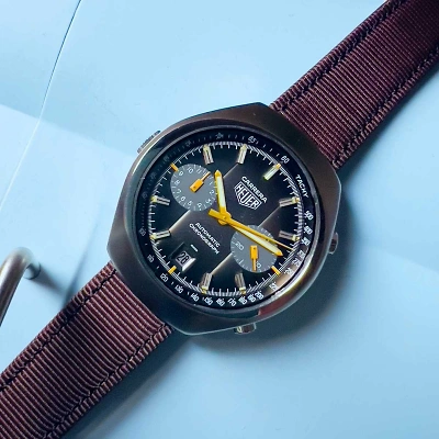 1 HEUER Carrera - Uhr auf blauem Untergrund