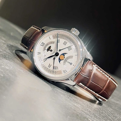 1 LONGINES Master Collection - Longines Uhr schräg liegend