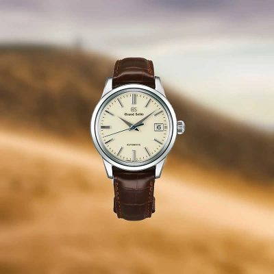 15 Grand Seiko Elegance Collection SBGR261 Frontalansicht der Uhr vor weissem Hintergrund