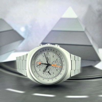 HEUER "Pewter" Chronograph - Ansicht von vorne, liegend mit Holzspielzeug im Hintergrund