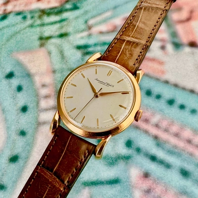 IWC - Cal. 89, 18K Rotgold - Ansicht von oben, liegend auf farbigem Hintergrund