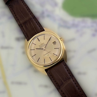 OMEGA Constellation - Uhr von oben, liegend auf einer crèmefarbenen Landkarte