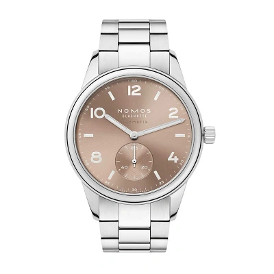 NOMOS Club Sport neomatik 39 ember - Frontalansicht der Uhr vor weissem Hintergrund