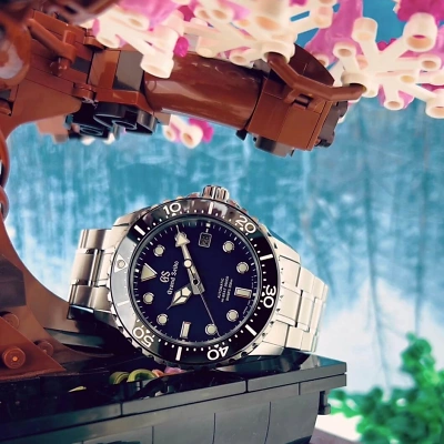 GRAND SEIKO SBGH289G - Ansicht von vorne, liegend auf einem LEGO-Bonsai