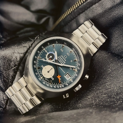 Die OMEGA Speedmaster Mark III liegt auf einer Lederjacke. Das Edelstahlgeh&auml;use, das Armband und die Schlie&szlig;e erg&auml;nzen sich perfekt. Das mechanische Uhrwerk mit automatischem Aufzug bietet Chronographenfunktion sowie Datums- und 24-Stundenanzeige.
