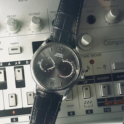 ORIS Artelier - Uhr liegend, von oben auf einem ROLAND-Synthesizer