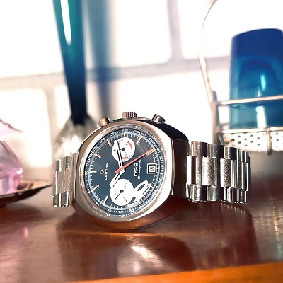 CERTINA DS-2 Chronolympic - Uhr liegend, von vorne auf einem Holzregal