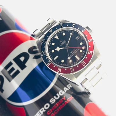 1 Tudor Black Bay GMT - Uhr liegend, von vorne auf einer PEPSI-Getränkedose vor weissem Hintergrund