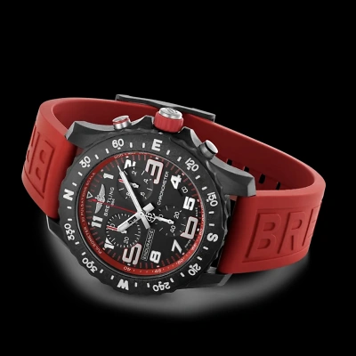 BREITLING Endurance Pro 44 - Ansicht von vorne, leicht von der Seite