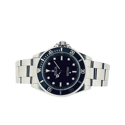 1 ROLEX Oyster Perpetual Submariner - Ansicht von vorne, liegend auf weissem Hintergrund