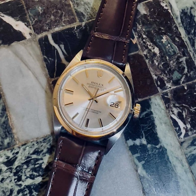 1 ROLEX Oyster Perpetual Datejust - Ansicht von oben, liegend auf einem Tisch