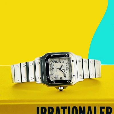 CARTIER Santos - Uhr von vorne, liegend, auf einem gelben Buch mit gelbem Hintergrund