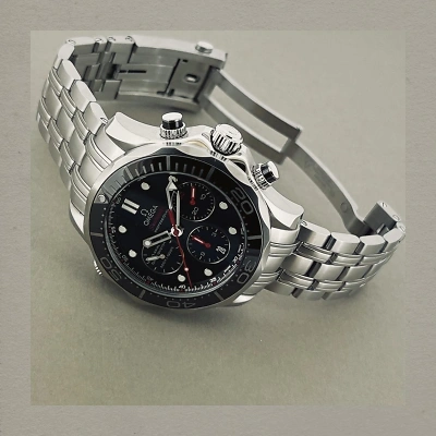 OMEGA Seamaster Diver 300M - Uhr liegend, von vorne auf sandfarbenem Untergrund