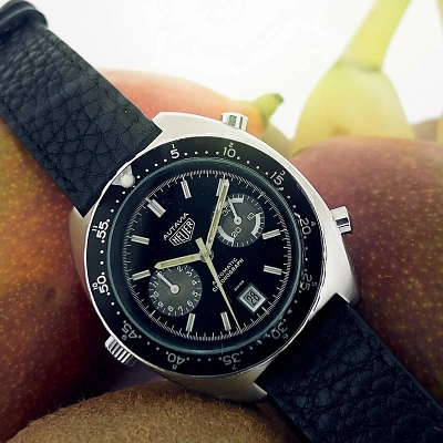 HEUER Autavia - Ansicht von vorne mit Früchten im Hintergrund