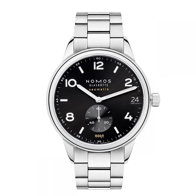 NOMOS Club Automatikuhr mit schwarzem Zifferblatt, weiss leuchtenden Zahlen und Indizes dank Superluminova. Kleine Sekunde bei 6 Uhr, schwarzes Datum gut lesbar. Geh&auml;use aus Edelstahl, robustes Stahlband. Sportlich-elegantes Design.