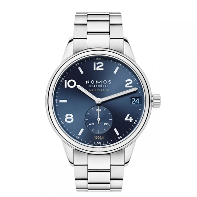 NOMOS Club Automatikuhr mit blau ,Zifferblatt, weiss leuchtenden Zahlen und Indizes dank Superluminova. Kleine Sekunde bei 6 Uhr, blauen Datum gut lesbar. Geh&auml;use aus Edelstahl, robustes Stahlband. Sportlich-elegantes Design.