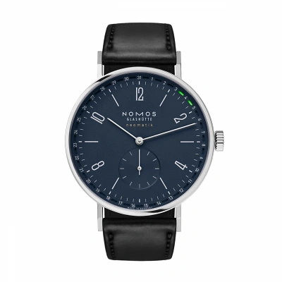 Die Tangente neomatik 41 Update gibt es jetzt mit nachtblauem Zifferblatt. Das leuchtend gr&uuml;ne Runddatum mit SuperLumiNova ist leicht vor- und zur&uuml;ckstellbar. Antrieb: Automatik-Kaliber DUW 6101 mit patentiertem Datumsmechanismus.