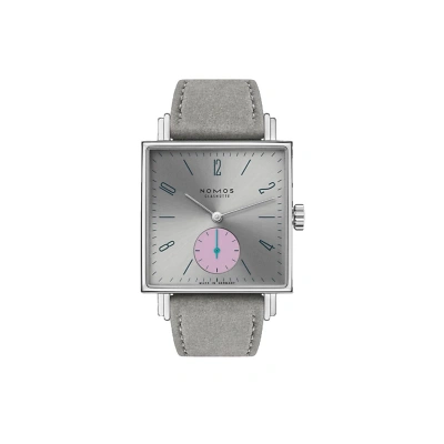 1 NOMOS Tetra 477 Uhr von vorne