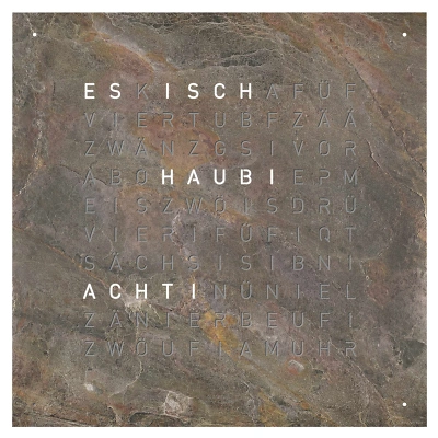 Die QLOCKTWO EARTH 45 in GLINTSCAPE ist in der Front Ansicht. Ein stilvolles Kunstwerk wo jedes Exemplar ist ein Unikat, gefertigt auf echtem Stein.  Und das ikonische Buchstabenraster, das die Uhrzeit in Worten darstellt.