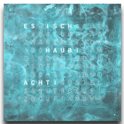Die QLOCKTWO EARTH 45 in VINTAGE COPPER ist in der Front Ansicht. Ein stilvolles Kunstwerk wo jedes Exemplar ist ein Unikat mit handgefertigter Oberfl&auml;che und das ikonische Buchstabenraster, das die Uhrzeit in Worten darstellt.