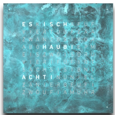 Die QLOCKTWO EARTH 45 in VINTAGE COPPER ist in der Front Ansicht. Ein stilvolles Kunstwerk wo jedes Exemplar ist ein Unikat mit handgefertigter Oberfl&auml;che und das ikonische Buchstabenraster, das die Uhrzeit in Worten darstellt.