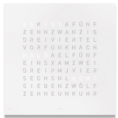 Die QLOCKTWO EARTH 45 in WHITE PEPPER ist in der Front Ansicht. Klare Linien, modernes Design und das ikonische Buchstabenraster, das die Uhrzeit in Worten darstellt.