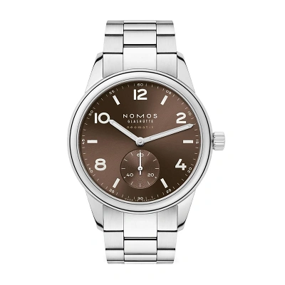 NOMOS Club Sport neomatik 39 tabac - Frontalansicht der Uhr vor weissem Hintergrund