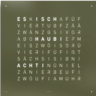 Die QLOCKTWO EARTH 45 in OLIVE ist in der Front Ansicht. Klare Linien, modernes Design und das ikonische Buchstabenraster, das die Uhrzeit in Worten darstellt.
