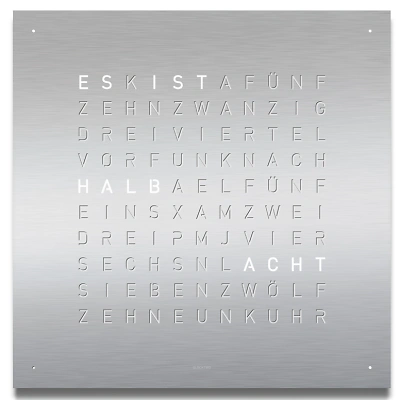 Die QLOCKTWO EARTH 45 in STAINLESS STEEL ist in der Front Ansicht. Klare Linien, modernes Design und das ikonische Buchstabenraster, das die Uhrzeit in Worten darstellt.