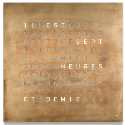 Die QLOCKTWO EARTH 45 in SILVER & GOLD ist in der Front Ansicht. Ein stilvolles Kunstwerk wo jedes Exemplar ist ein Unikat mit handgefertigter Oberfl&auml;che und das ikonische Buchstabenraster, das die Uhrzeit in Worten darstellt.